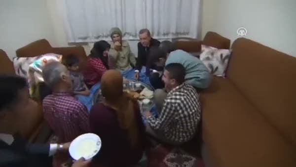 Cumhurbaşkanı Erdoğan işçi ailesiyle iftar yaptı