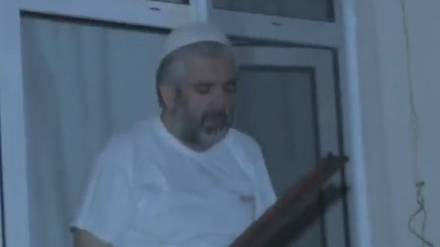 Polisi görünce namaza durdular
