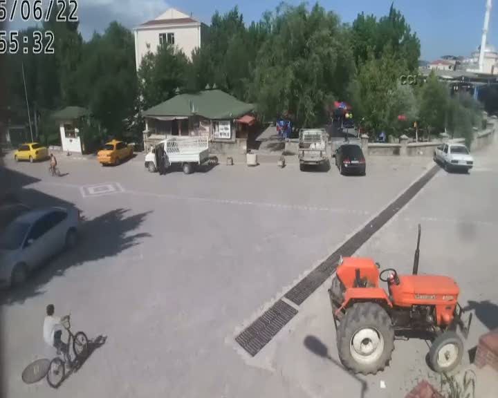 Kendi kendine hareket eden minibüs 4 araca çarptı