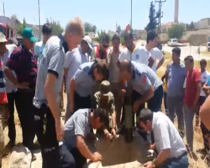 Kuyuya düşen kadını itfaiye böyle kurtardı