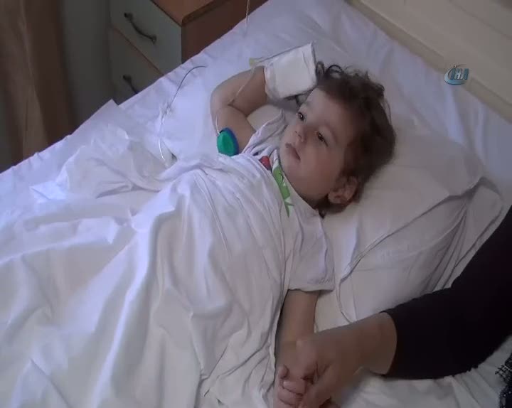 Balkondan düşen bebeği asılı halı kurtardı