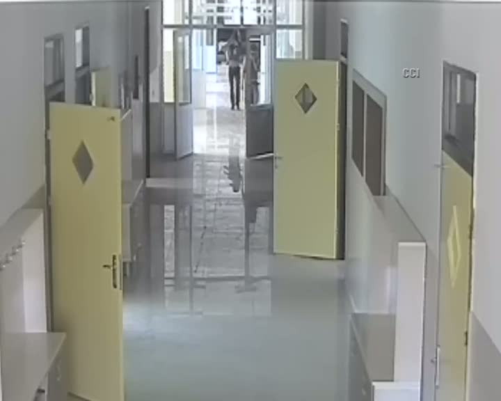 Okul soyguncuları güvenlik kamerasında