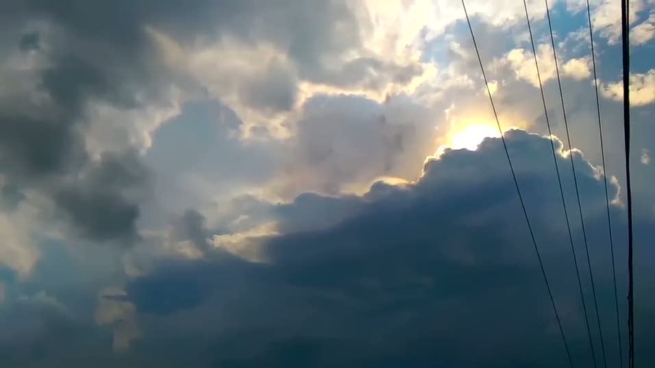 Bulutların arasında dans eden esrarengiz ışık