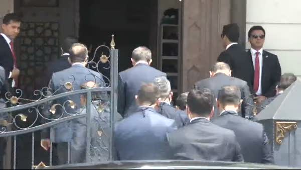 Başbakan Davutoğlu, Cuma Namazı'nı Başyazıcıoğlu Camii'nde kıldı