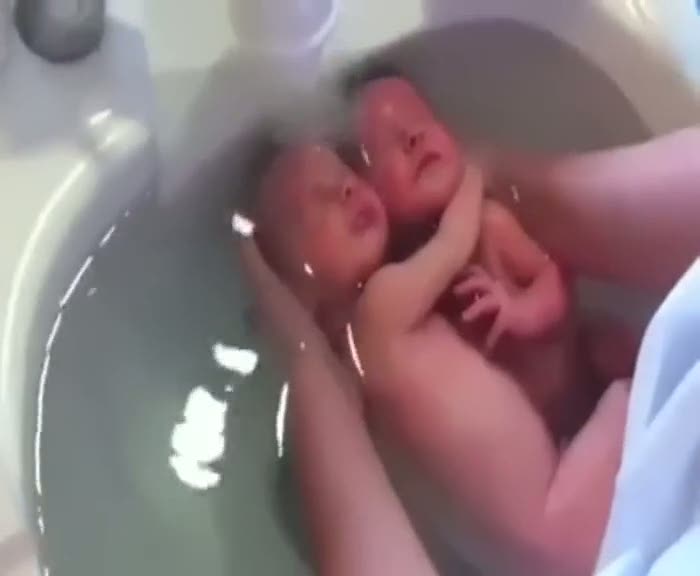 Kendilerini anne karnında sanan ikizler