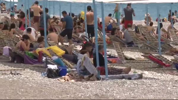 Antalya'da sıcaktan bunalan sahile ve su parkına koştu