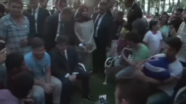 Başbakan Davutoğlu gençlerle birlikte horon tepti