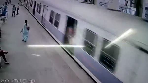 Hindistan'da tren kazasının görüntüleri