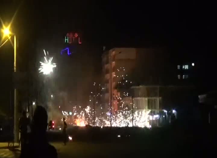 Şırnak'ta eylemciler yol kapatıp polise saldırdı