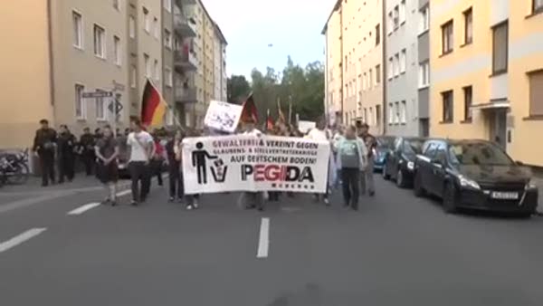 Irkçı PEGIDA'nın pankartını kaptılar
