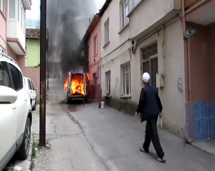 Seyir halindeki araç alev aldı