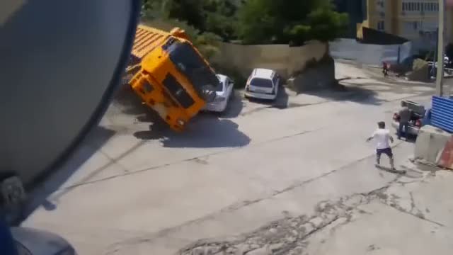 Otomobil sürücüsü ölümden son anda kurtuldu