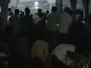 7 dakikada teravih namazı kıldırıyor