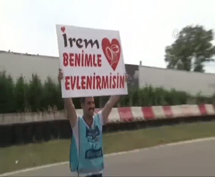 Yarış pistinde evlenme teklifi