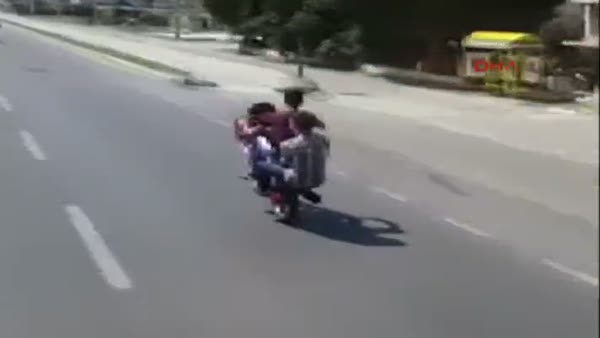 Motosikletli gençlerden tehlikeli hareketler