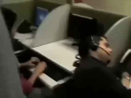 Sen misin iş yerinde uyuyan