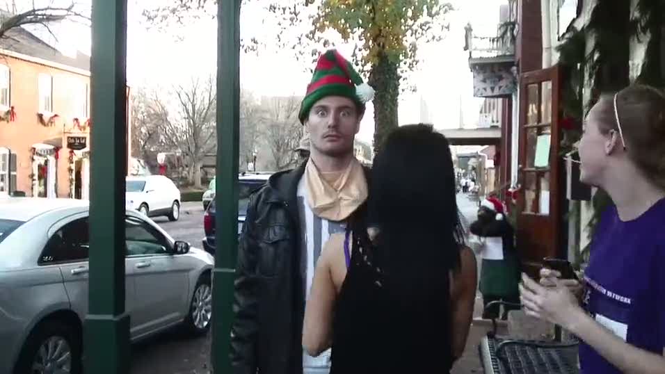 Cansız manken kılığında insanları korkutmak