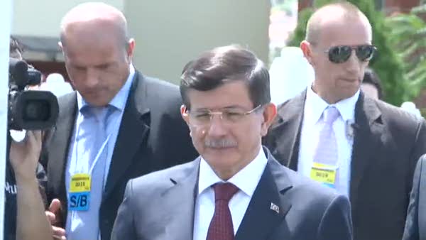 Başbakan Davutoğlu, İzzetbegoviç'in kabrini ziyaret etti