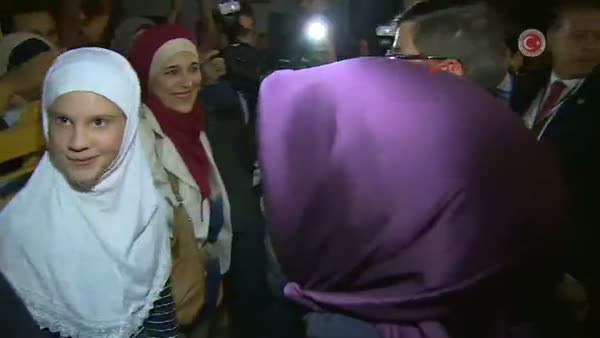 Başbakan Davutoğlu Saraybosna'da çarşıyı gezdi