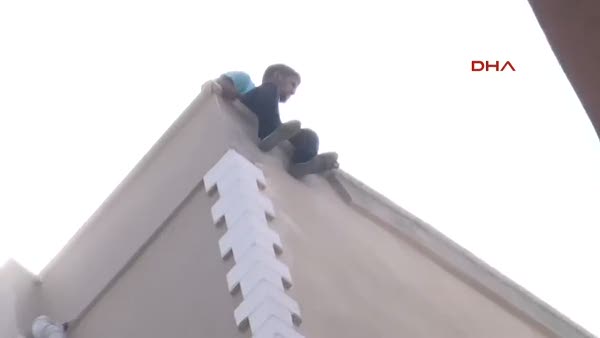 Karısı terk edince çatıya çıktı