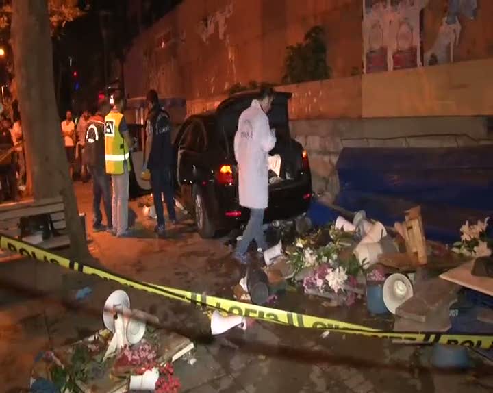 Lüks araç çiçekçi tezgahını biçti 1 ölü