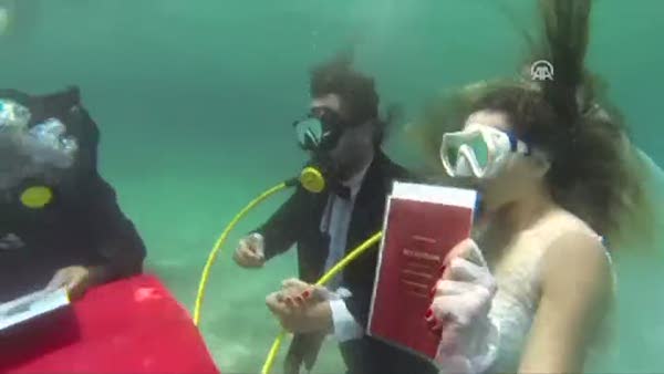 Denizin 10 metre altında nikah