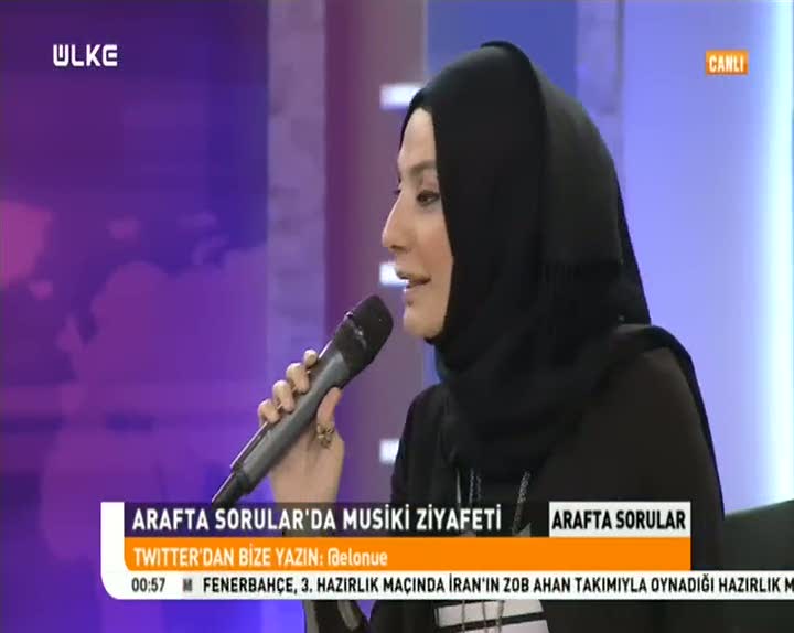 Esra Elönü programında ilahi söyledi