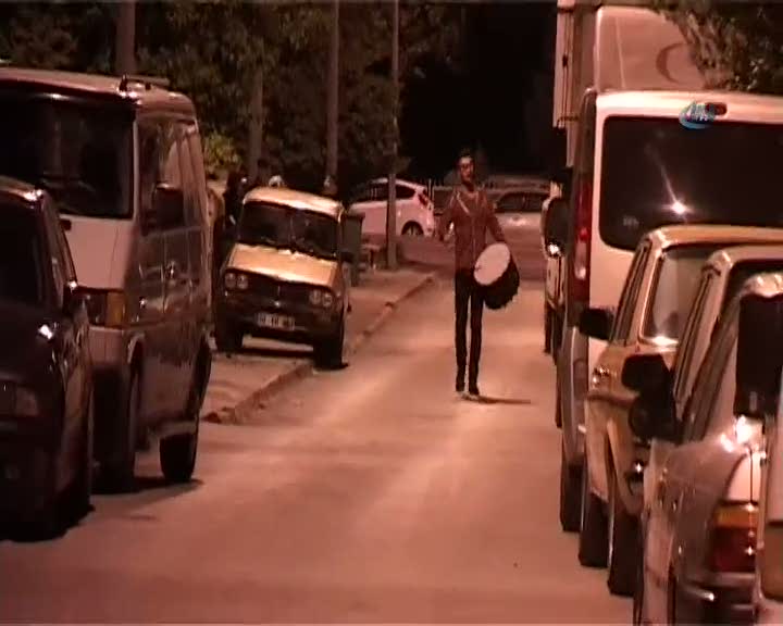 Ramazan davulcusu hem oynuyor hem oynatıyor