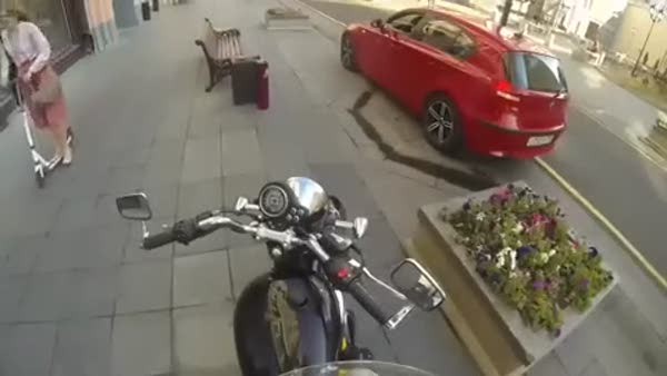 Yere çöp atanlara çöpünü iade eden motosikletli