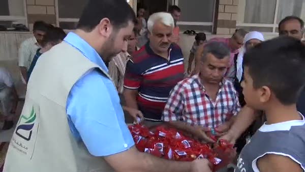 Suriyeliler bayram şekeri dağıttı