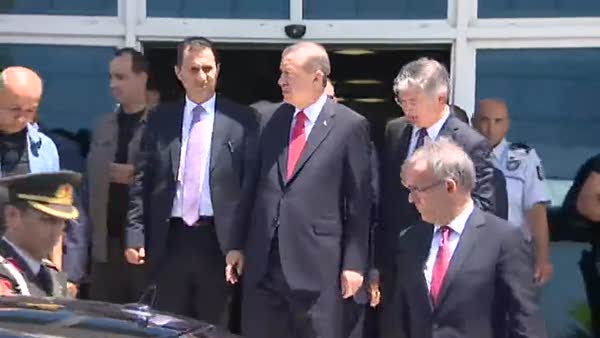Cumhurbaşkanı Erdoğan KKTC'de çiçeklerle karşılandı