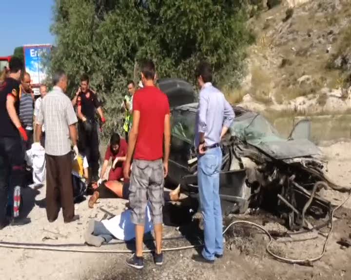 Bozüyük'te feci kaza 2 ölü 1 yaralı
