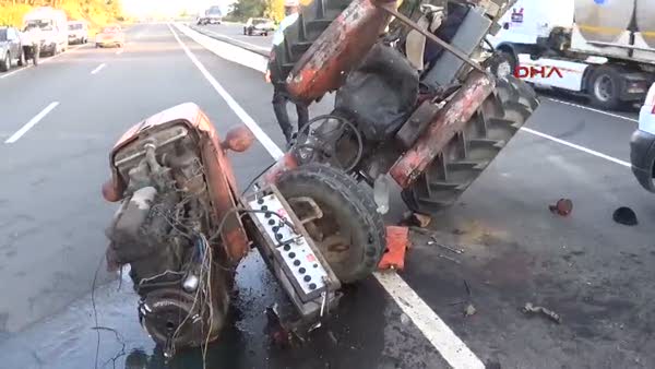 Otomobilin çarpıp ikiye böldüğü traktörün sürücüsü öldü