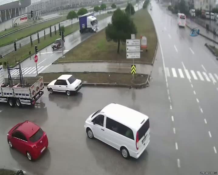 İbretlik trafik kazaları MOBESE kameralarında