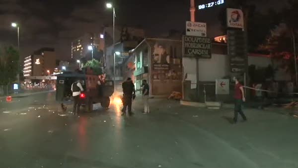 Eylemciler Beyoğlu'nda yol kapattı
