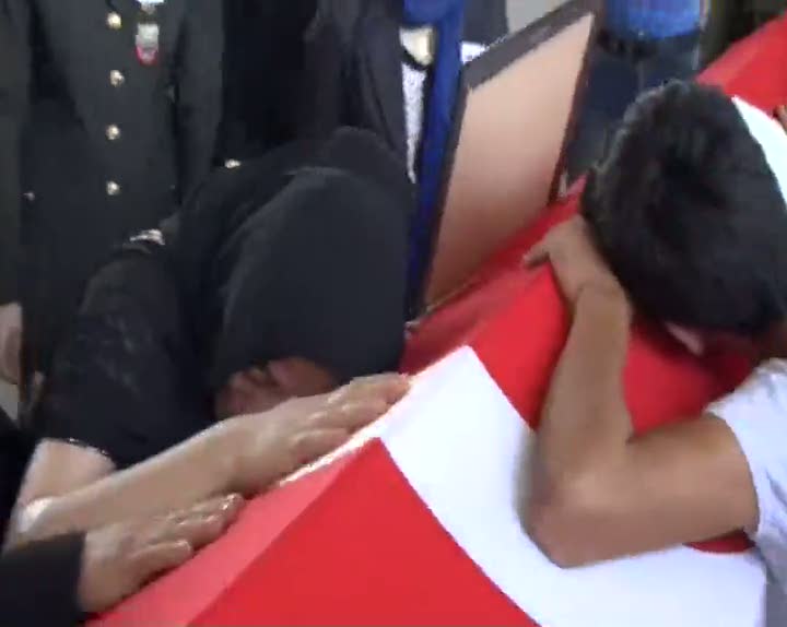 Hamile eşi şehit Astsubay Mehmet Yalçın Nane'yi gözyaşlarıyla uğurladı