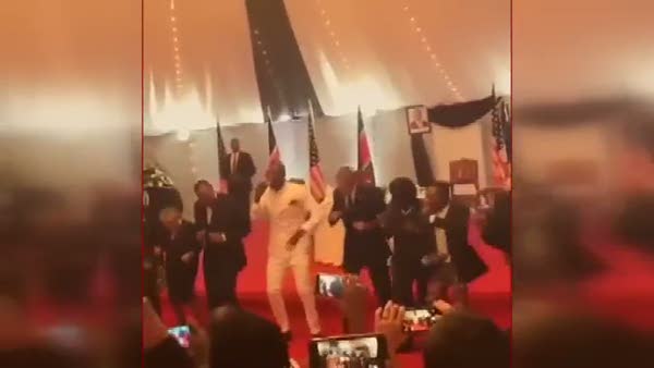 Obama Kenya'da Lipala dansı yaptı