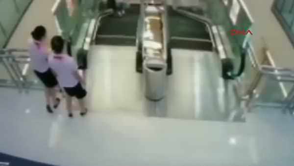 Yürüyen merdivendeki korkunç kaza kamerada