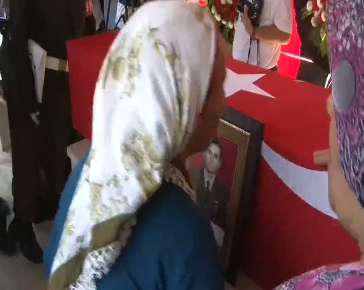 Şehidin oğlu babasını el sallayarak uğurladı