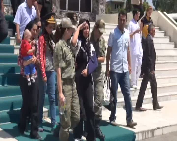 Şehit olan eşini asker selamı ile uğurladı