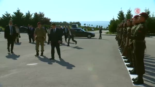 Başbakan Davutoğlu, Özel Kuvvetler Komutanlığı'nı ziyaret etti