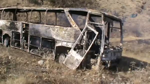 PKK'lı teröristler yol kesip araçları ateşe verdi