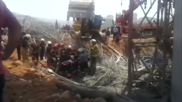 Yol inşaatında iskele çöktü: 4 işçi enkaz altında