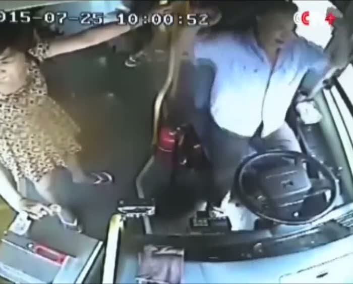 Kan kusan otobüs şoförünü yolcular kurtardı