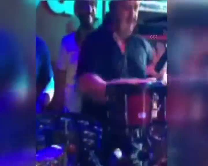 Cem Yılmaz'dan davul şovu