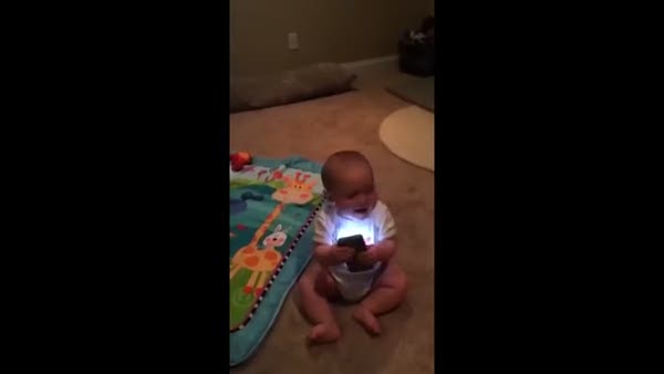 Cep telefonu bağımlısı bebek