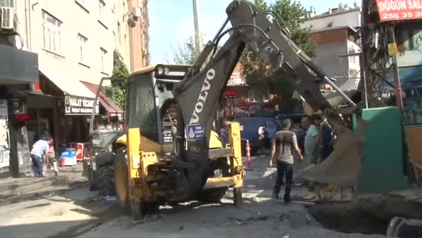 Terörist grup İstanbul'da molotofla iş makinası yaktı