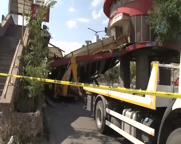 Ankara'da üzerinde lokanta bulunan bir üst geçit çöktü.