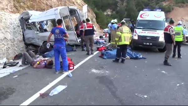 Minibüs duvara çarptı: 9 ölü 30 yaralı