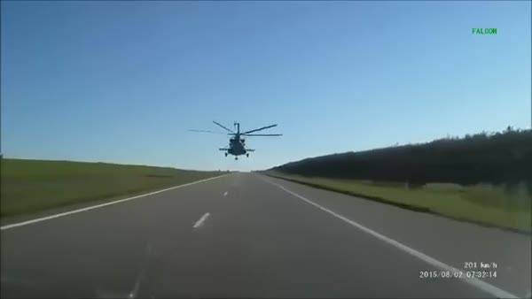 Rus helikopter otobanda uçtu